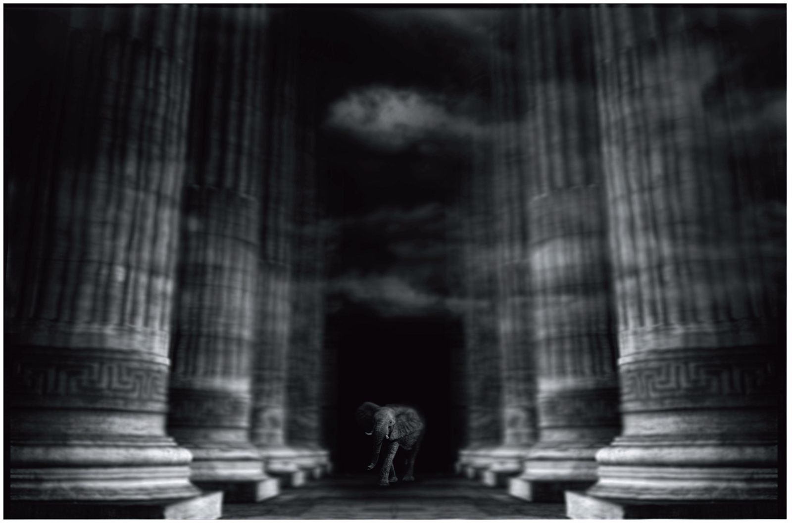 Colonnes monumentales dans la pénombre